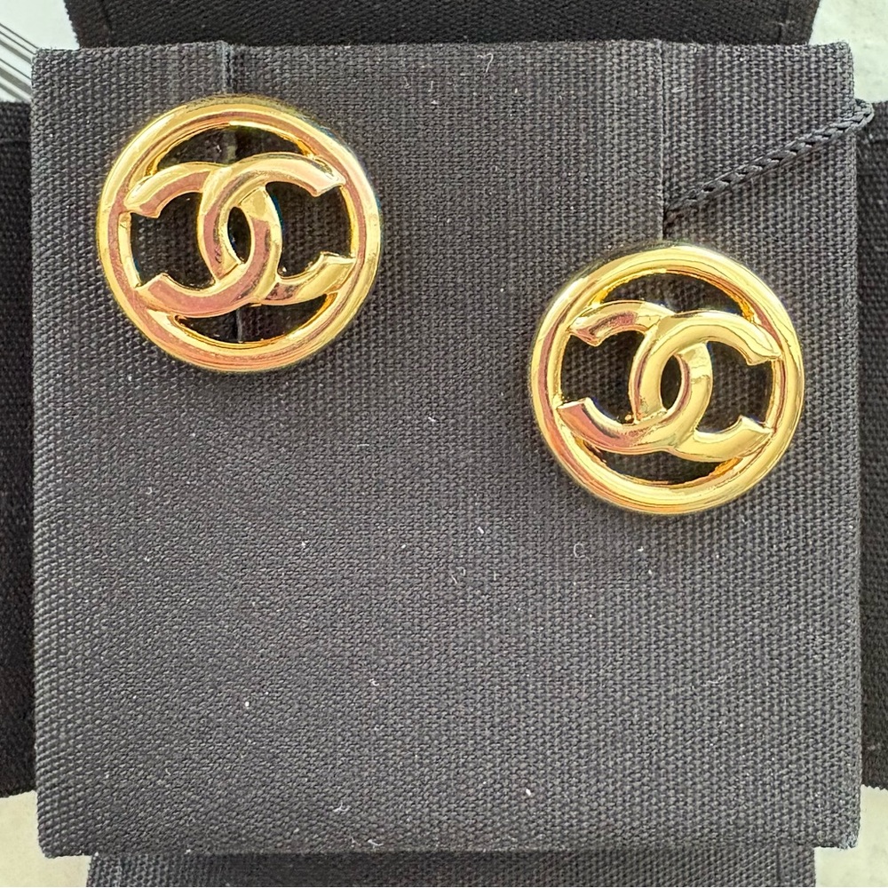 CHANEL 23A GOLD TONE LOGO EARRINGS